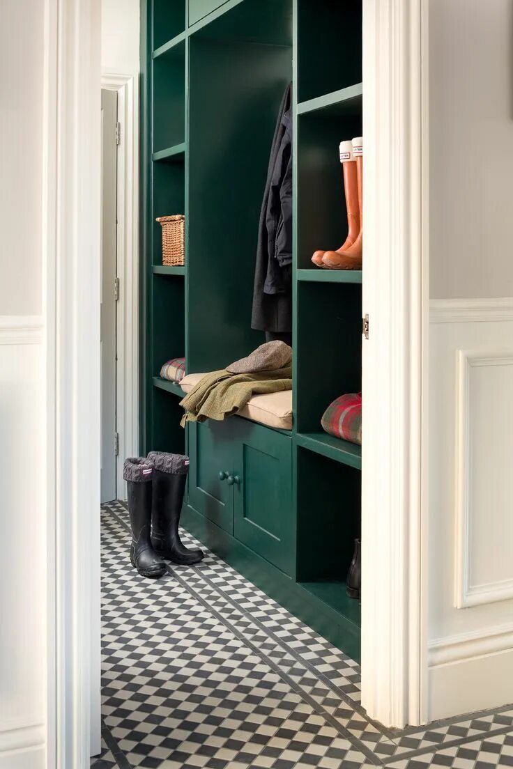 Прихожая зеленого цвета фото Traditional & classy - a boot room done well Laundry room design, Laundry room d