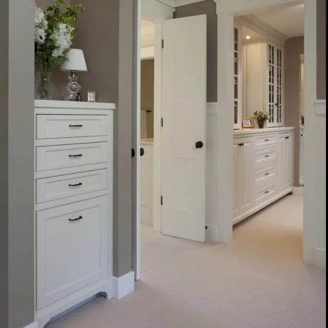 Прихожие в белых тонах фото I like the dressers both having an almost built in look Built in dresser, Closet