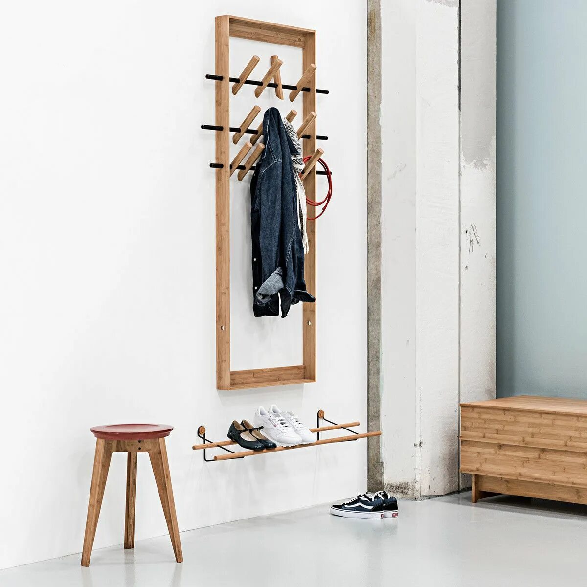 Прихожие вешалки для одежды фото Coat Frame von We Do Wood Connox Entryway furniture, Sustainable furniture, Wood