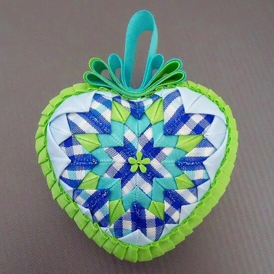 Прихватки артишок из лоскутков своими руками выкройки Blog.cz Quilted fabric ornaments, Fabric ornaments, Christmas ornaments to make