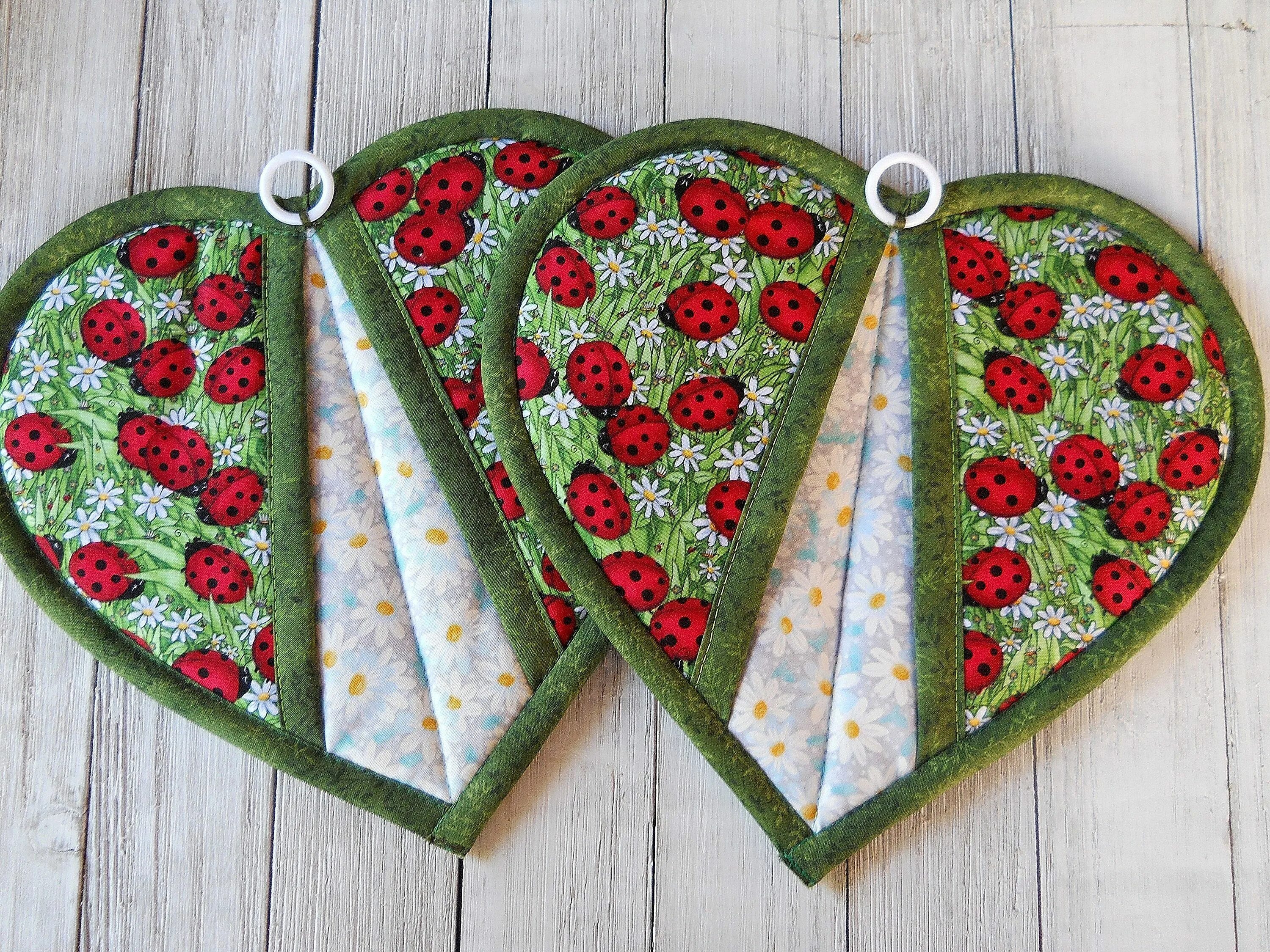 Прихватки для кухни фото Ladybugs and Daisies Pot Holders Trivets Set of 2: Handmade Etsy Pot holders, Qu