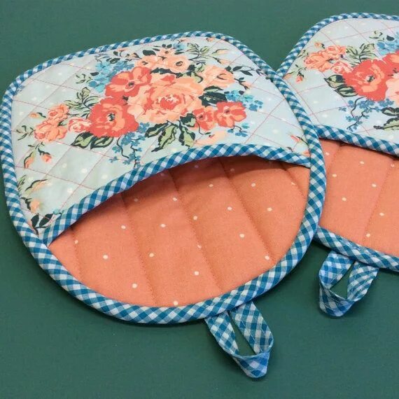 Прихватки для кухни фото Roses and Gingham Quilted Pot Holders, Set of 2 Peach Roses and Blue Check Hot P