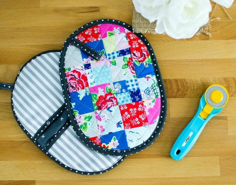 Прихватки фото схемы Patchwork Potholder Sewing Pattern with Pockets - free! Sewing patterns free, Fr