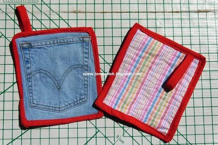 Прихватки из джинсов фото Pot holders from jeans pockets - a tutorial Upcycle sewing, Jean pockets, Pot ho