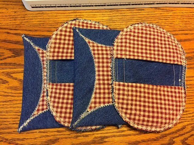 Прихватки из джинсов фото Square Potholder Made From Old Jeans Old jeans, Pot holders, Sewing projects