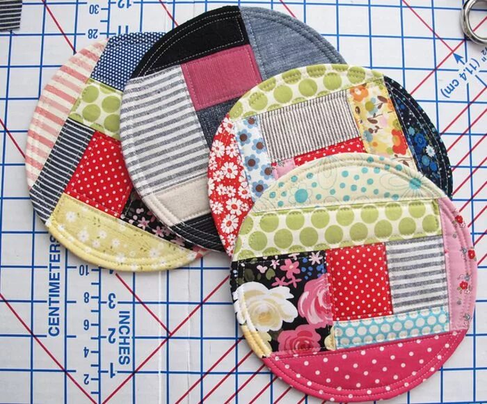 Прихватки из лоскутков выкройки Small sewing projects, Quilted coasters, Fabric christmas decorations