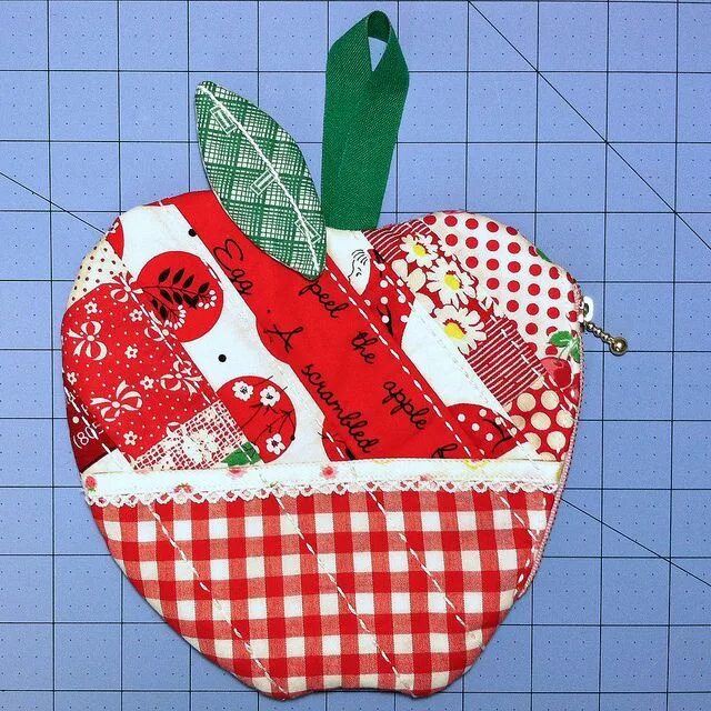 Прихватки из лоскутков выкройки First Apple Pouch - 7.5" w. Quilting projects, Mug rugs, Quilt patterns