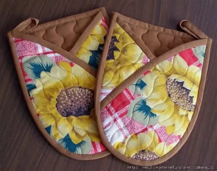 Прихватки своими руками из ткани фото Pin on Рукоделки Diy slippers, Small sewing projects, Quilted potholders