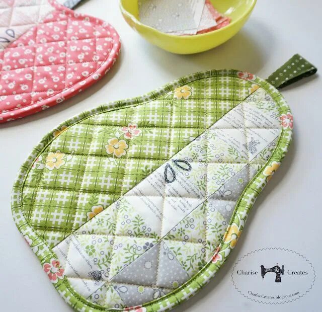 Прихватки своими руками из ткани фото These Charming Pot Holders Finish Up Quickly - Quilting Digest Pot holders, Sewi