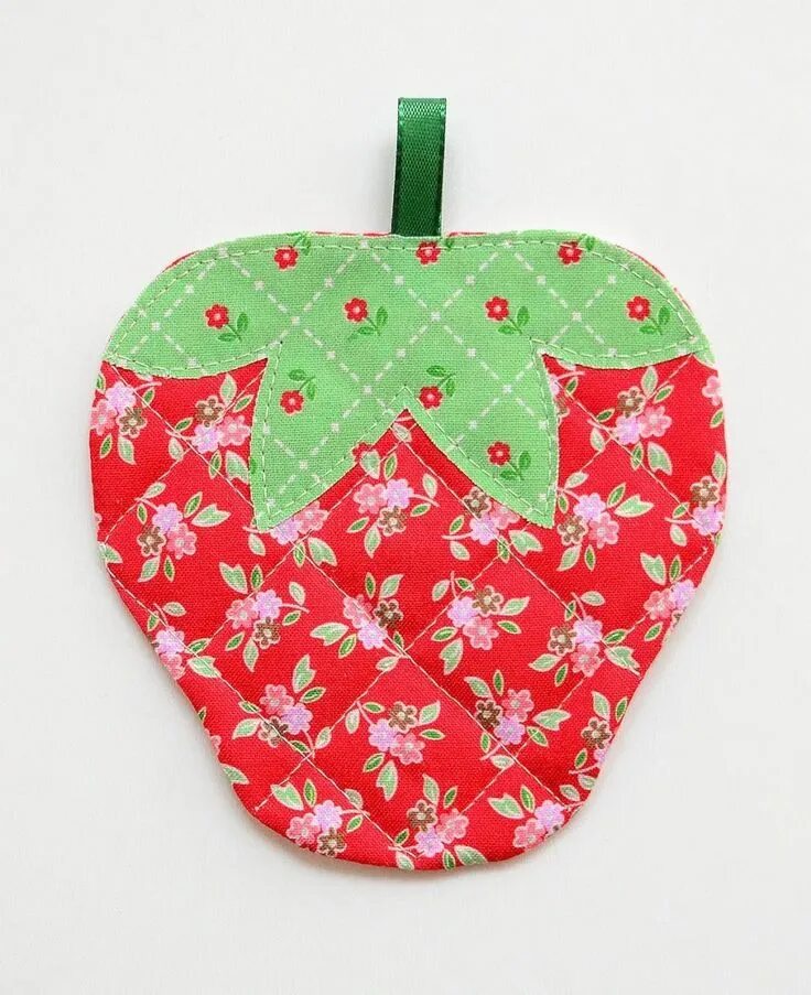 Прихватки своими руками из ткани фото Quilted Strawberry Coaster Tutorial Mug rug patterns, Embroidery patterns free, 