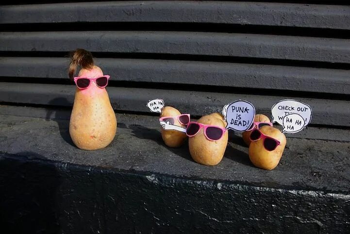 Прикольная картошка фото Hilarious Food Art Features Potatoes Wearing Pink Sunglasses Potato photography,