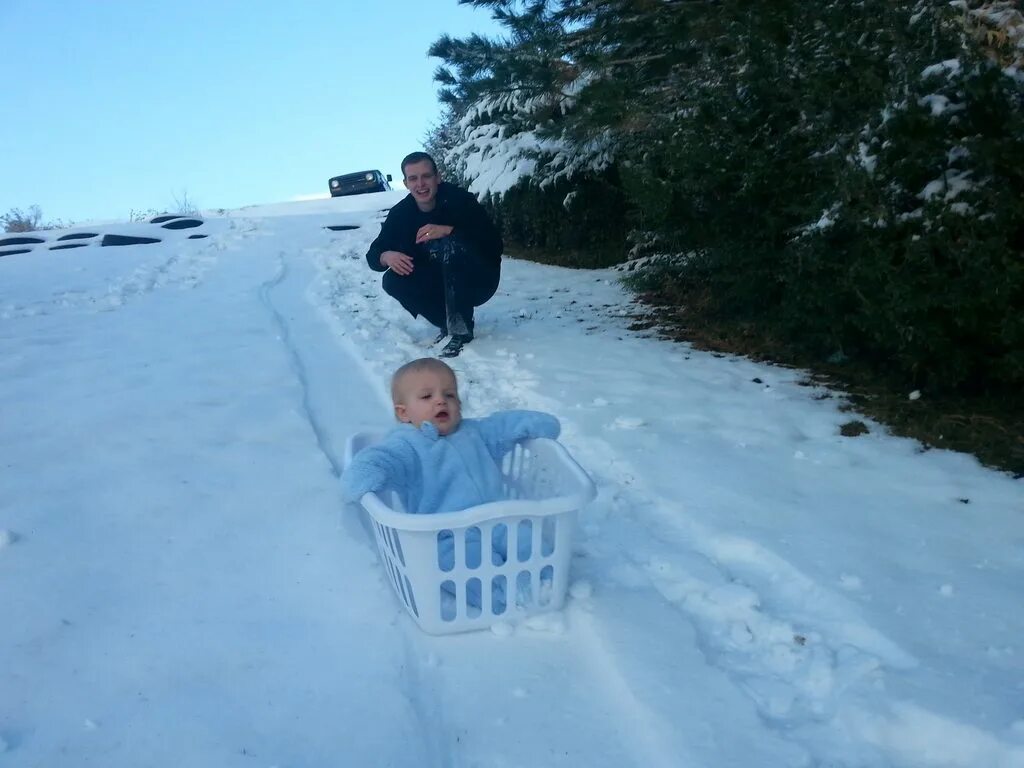 Прикольное фото зимой Baby Lincoln's First Sled Ride - Imgur