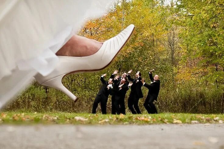 Прикольные фото на свадьбе 22 Photos of Groomsmen That Will Make You Smile - weddingtopia Funny wedding pic