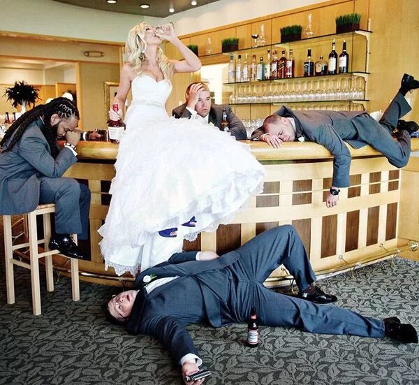 Прикольные фото на свадьбе To Make Your Wedding Unforgettable: 30 Super Fun Wedding Photo Ideas Funny weddi