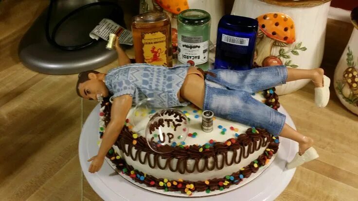 Прикольные фото с тортом на день рождения Drunk Ken cake 21st birthday cakes, Birthday cake for him, Drunk barbie cake