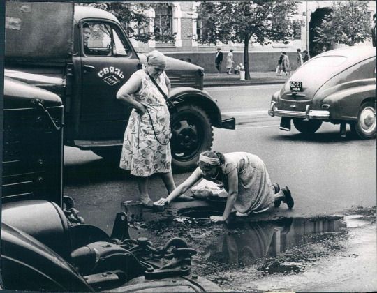 Прикольные фото ссср Two Soviet women helping to fix a communication line underground (1966)