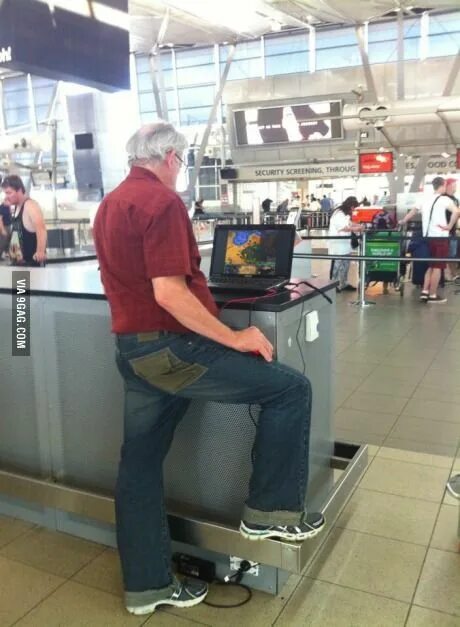 Прикольные фото в аэропорту This guy at the Airport playing Age of Empires on his knee. - Funny Age of empir