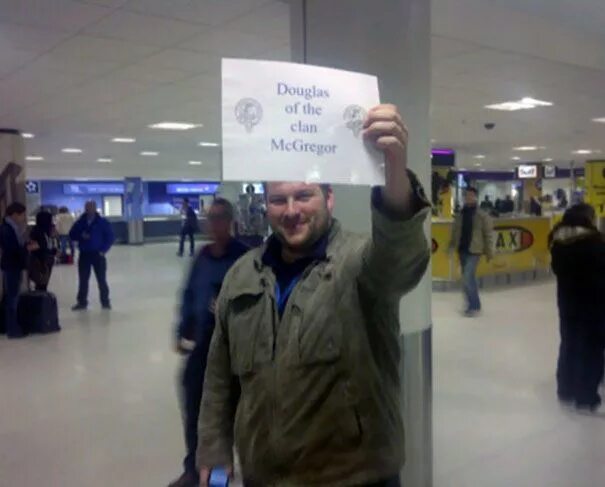 Прикольные фото в аэропорту 84 Funny Airport Pickup Signs That Made Everyone Chuckle Funny airport signs, Fu