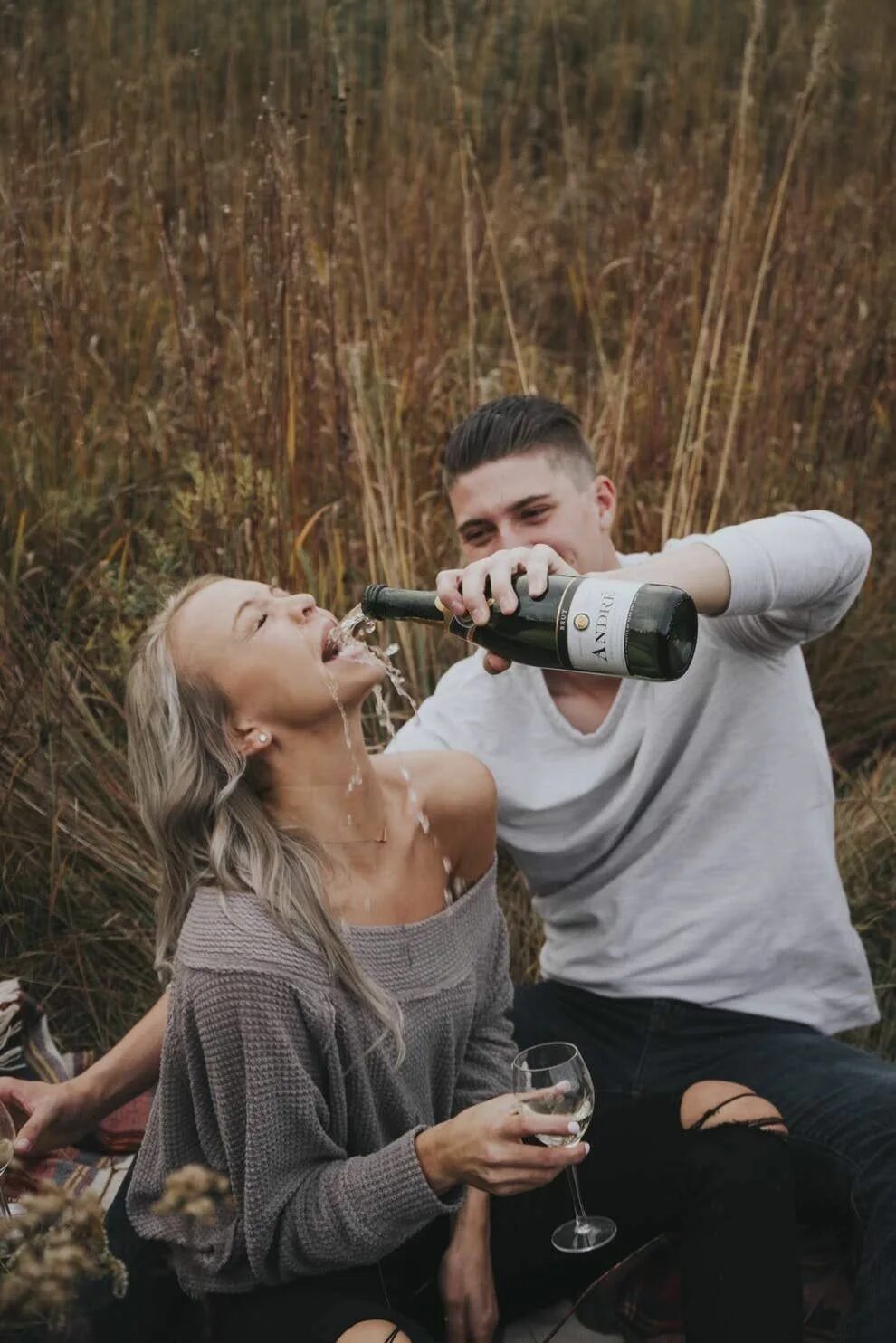 Прикольные идеи для фото с девушкой This Couple's Spectacular Engagement Photo Fail Has Gone Viral Engagement photos