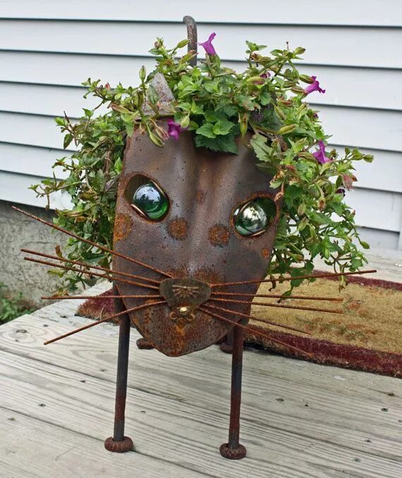 Прикольные поделки своими руками фото Cat planter!! LOVE IT!! Trädgårdskonst, Skrotkonst, Metallkonst