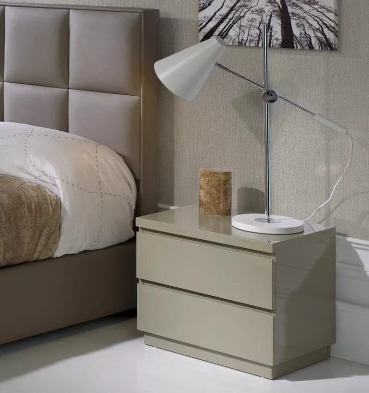 Прикроватные тумбы в интерьере спальни High gloss moka contemporary bedside cabinet with 2 drawers