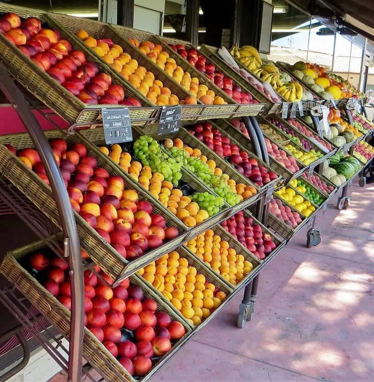 Прилавки в магазине с фруктами фото Untitled by Jovyx on 500px Fruteria y verduleria, Frutas y verduras fotos, Tiend