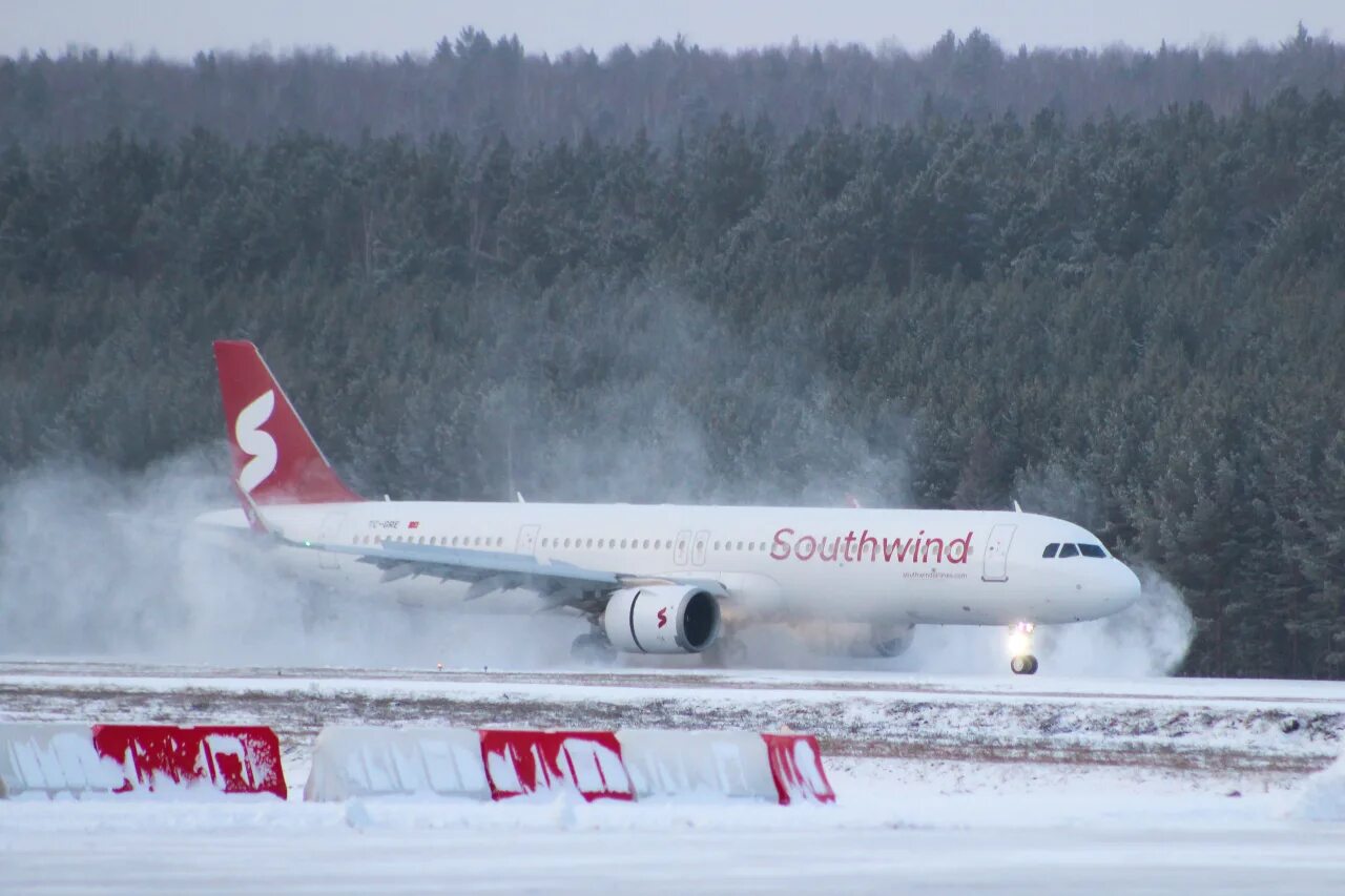 Прилетел самолет фото В Красноярск впервые прилетел самолет авиакомпании Southwind Airlines Путешестви