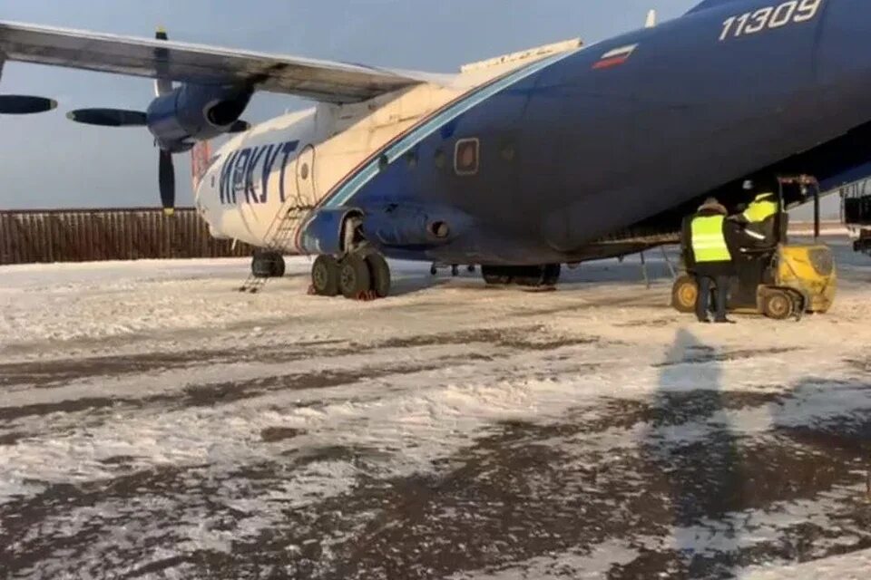 Прилетел самолет фото В аэропорту "Толмачево" загорелся АН-12: что известно о ЧП на данный момент - KP