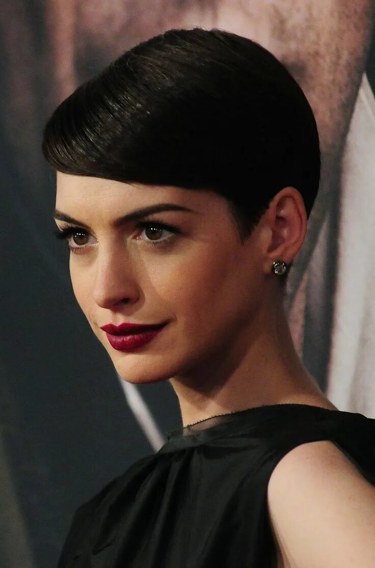 Прилизанная короткая прическа hathaway 3 Celebrity short hair, Short hair styles, Anne hathaway