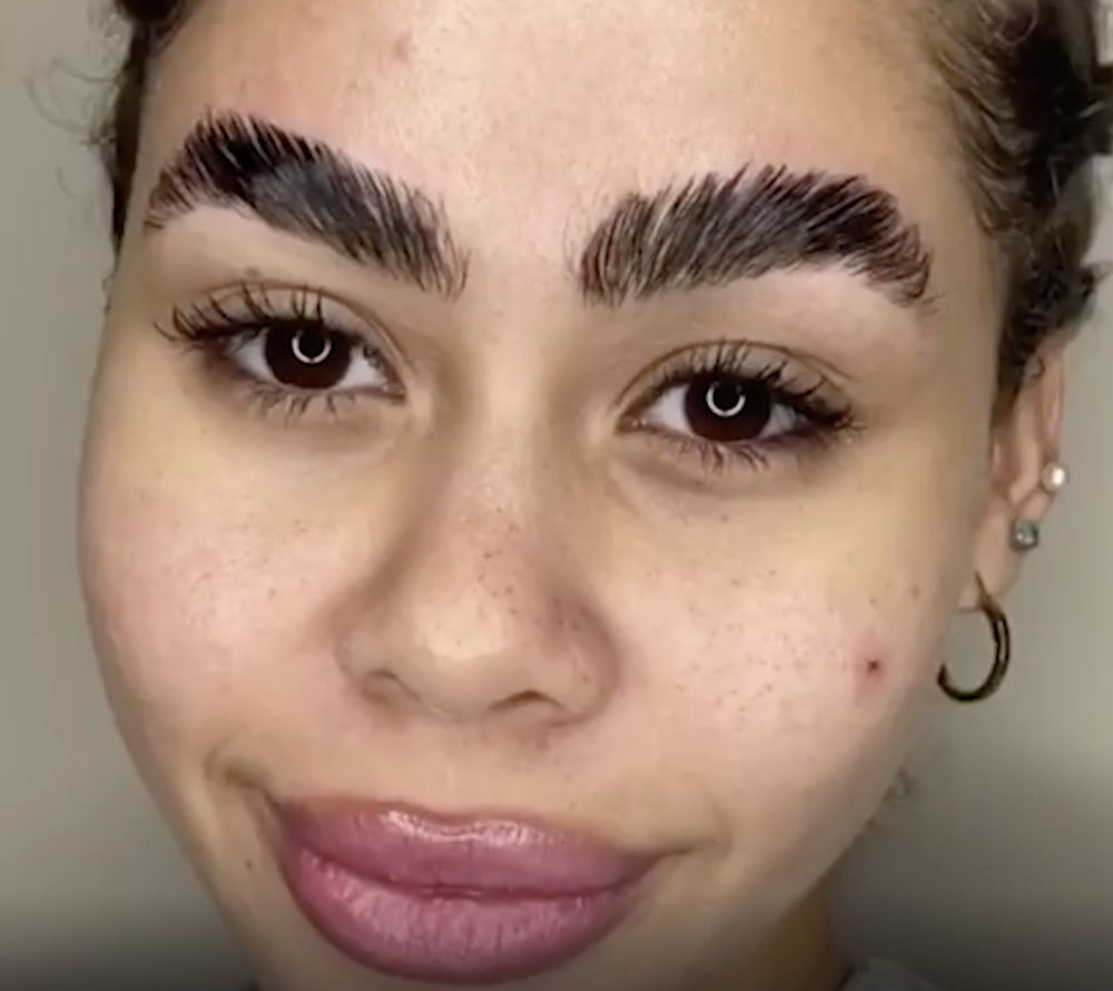 Приложение брови на фото Influencer perfects her eyebrows using an eyelash perming kit