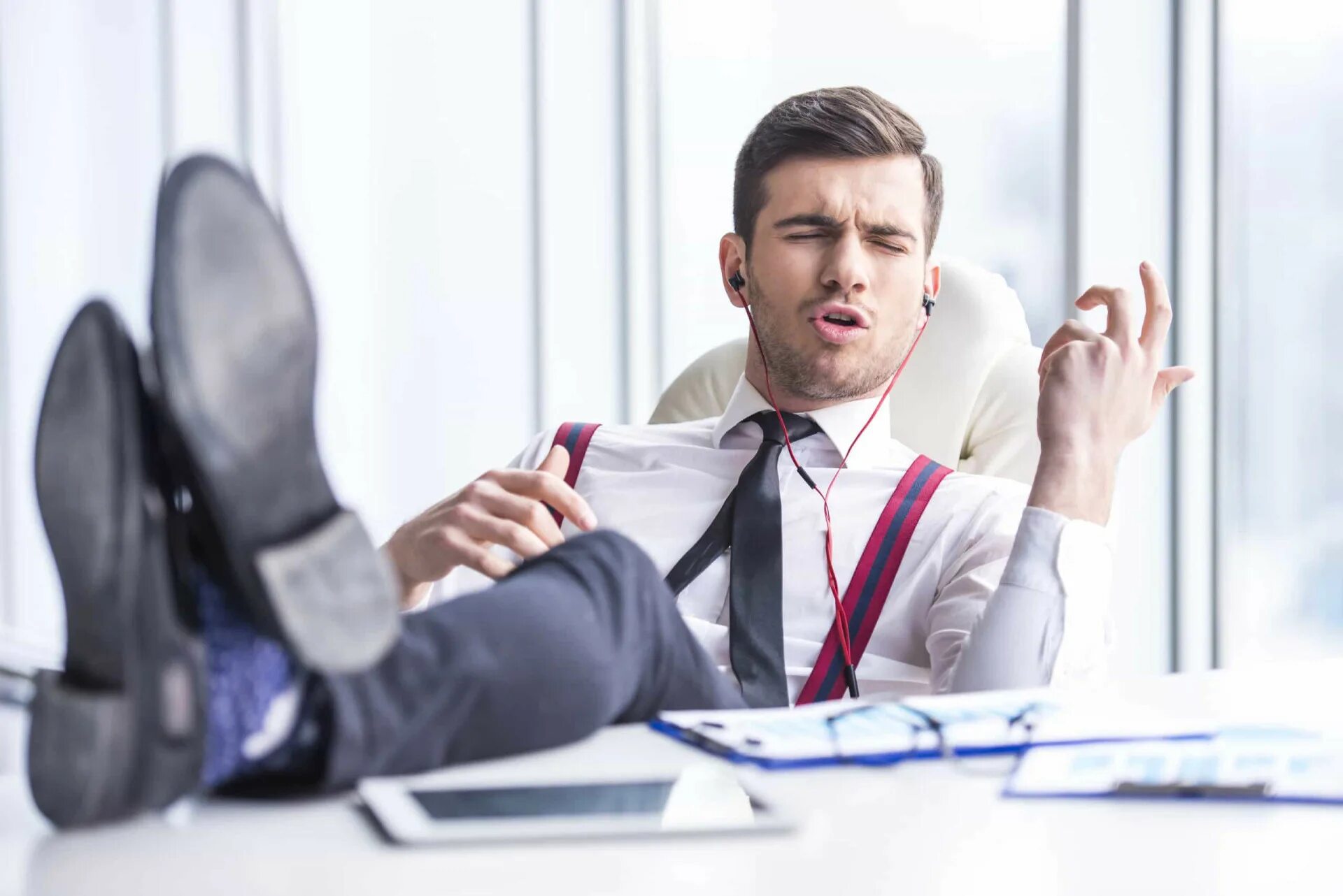 Примем на работу фото Are you guilty of these annoying office habits?