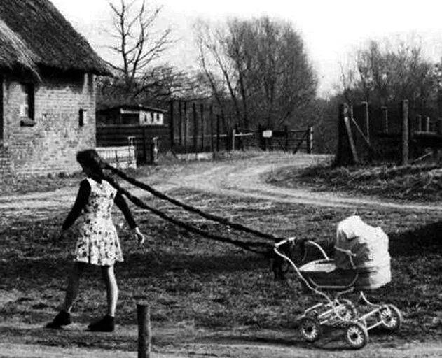 Применения старое фото Long hair is extremely practical. Weird vintage, Old photos, Vintage photographs