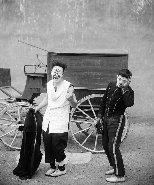 Применения старое фото Two clowns in front of a wagon Photo series, Vintage circus, Circus