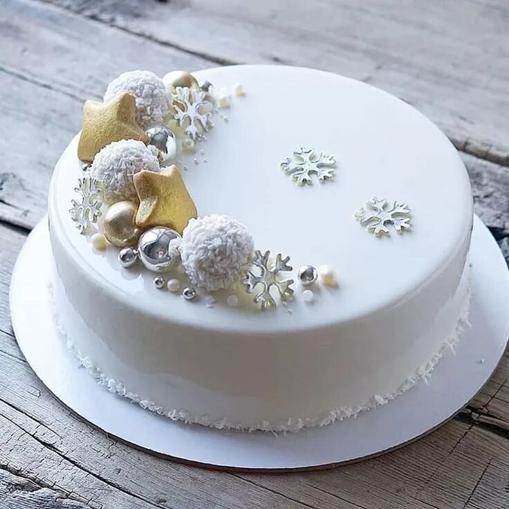 Пример декора торта Beautiful winter cake ❄ ❄ ❄ by @gulnarafedorova . Swipe to watch how to decorate