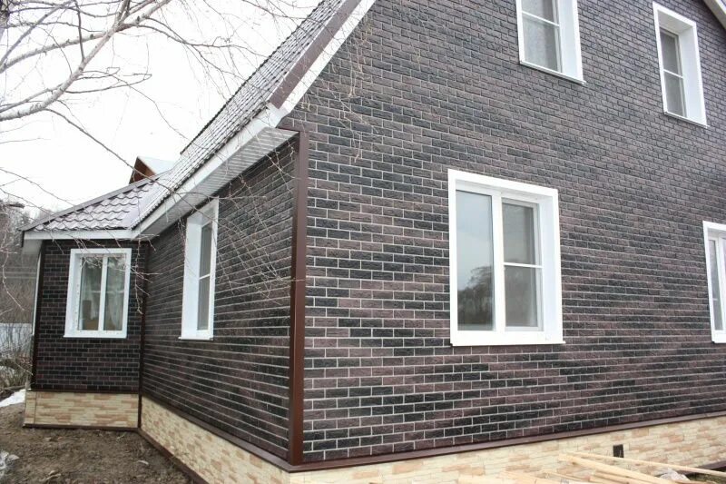 Пример дома под кирпич Фасадные панели Nailite Кирпич Hand-Laid Brick Обожженный - купить в Москве по ц