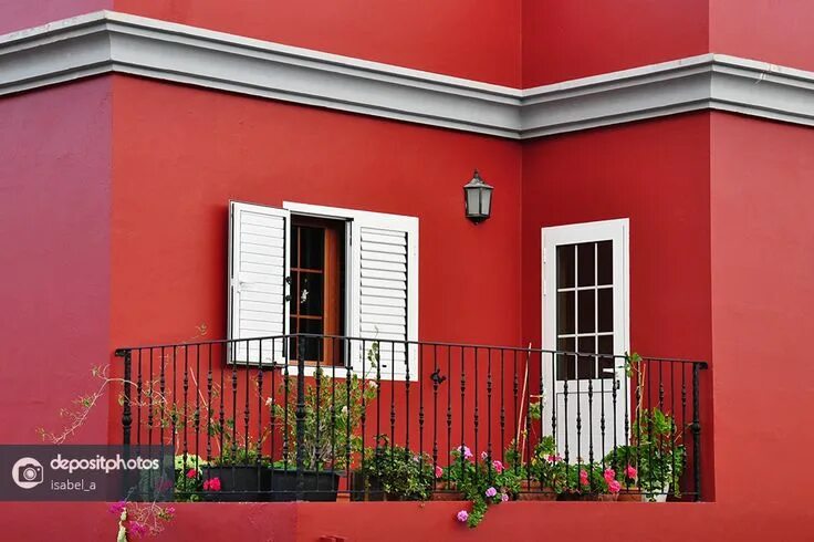 Пример дома покрашенные фасадной краской ral 8023 Traditional Mediterranean house exterior of Canary Islands, Spain. Photo by isab