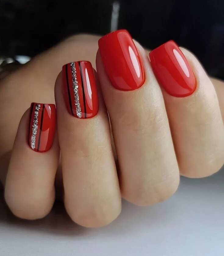 Пример маникюра красный Gyönyörű köröm. Manikűr. DivaNail VK #amazingnailart Red nails glitter, Nails in