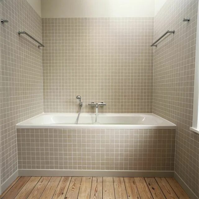 Пример отделки ванны Access panels often are located in rooms adjacent to the bathroom. Bathtub plumb