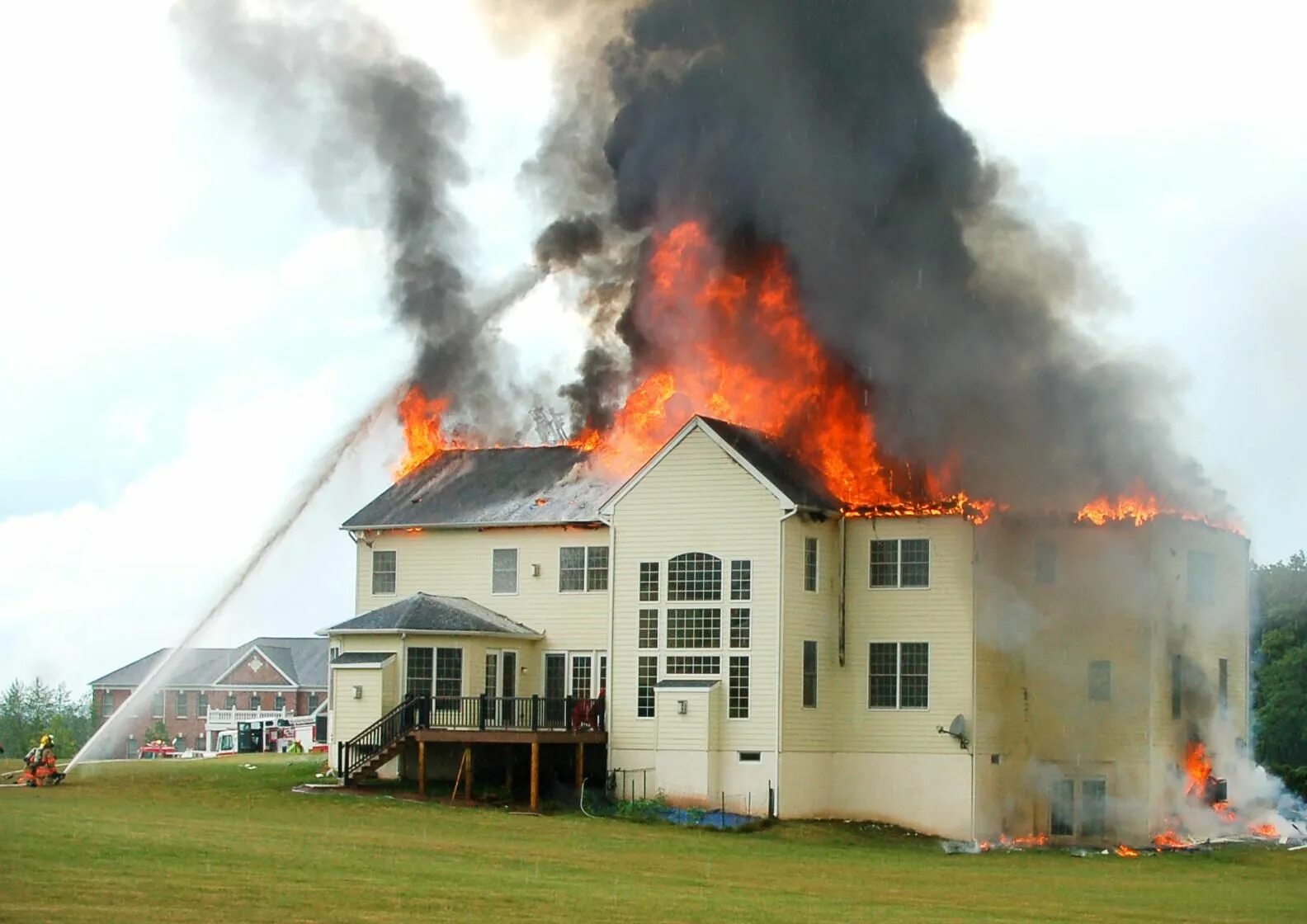 Пример пожара дома A house fire is reported every 90 seconds 生 活