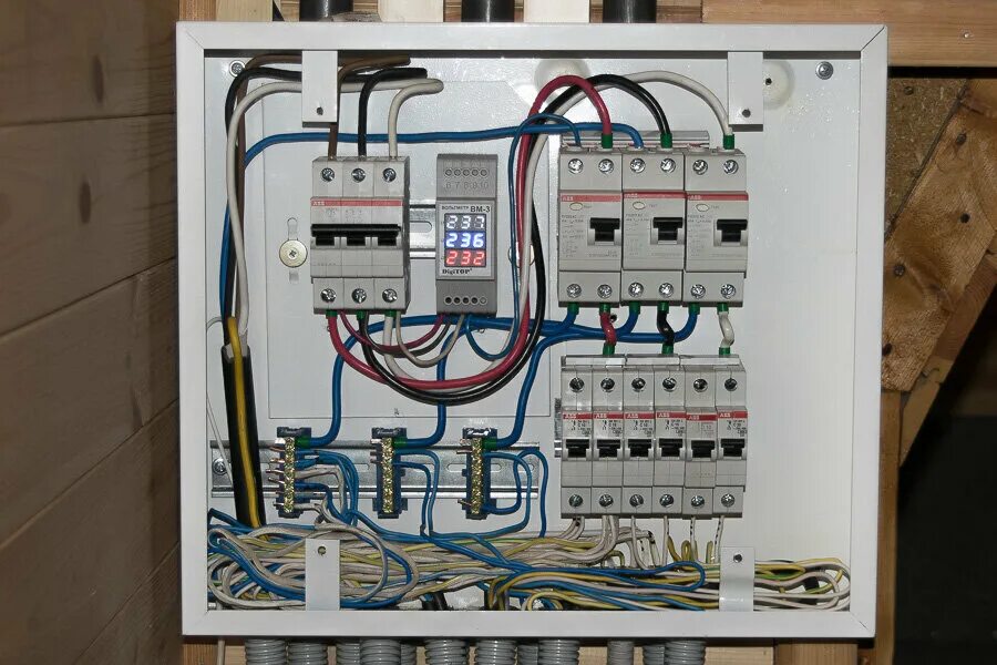 Пример сборки электрического щита для дома Почему в частном доме нежелательно использовать трехфазное УЗО Манрой