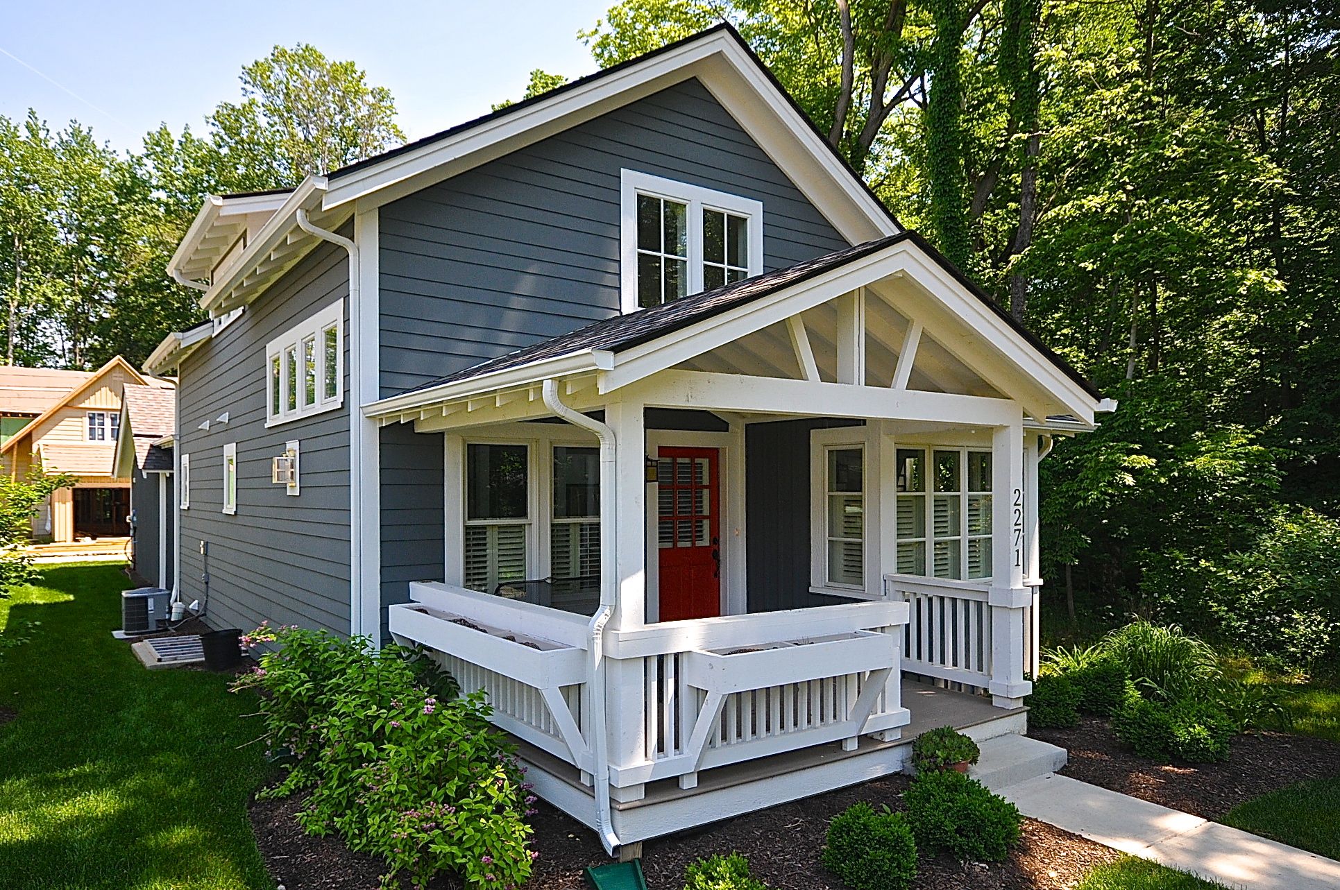 Примеры дачный домов фото Grey/blue house with the red front door Cottage style homes, Cottage homes, Cott