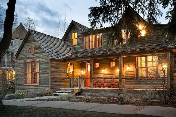 Примеры деревенских домов Rocky Mountain Retreat HomeAdore Rustic house, Rustic exterior, Architecture