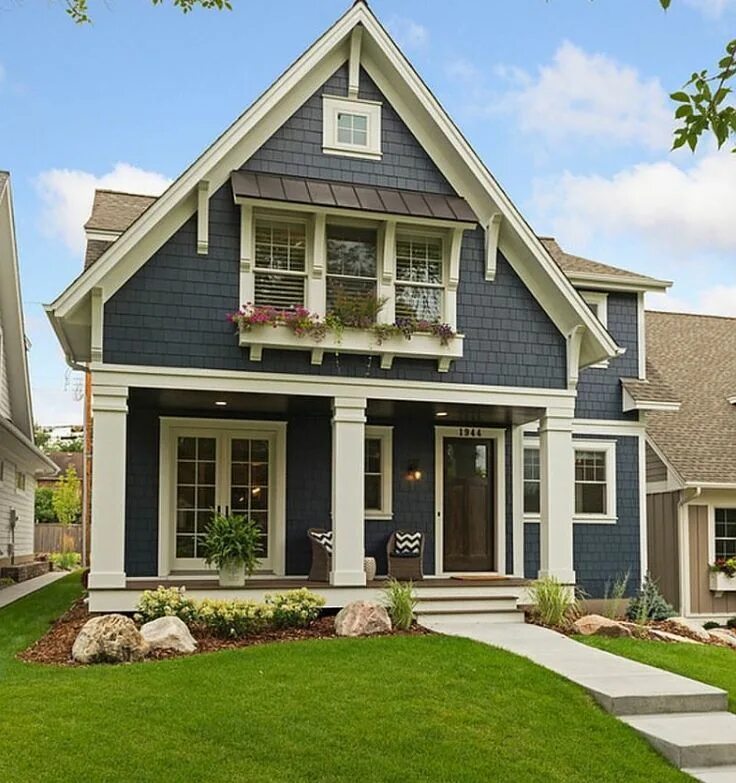 Примеры домов и цены Benjamin Moore - Hale Navy Cottage house exterior, Modern farmhouse exterior, Ho