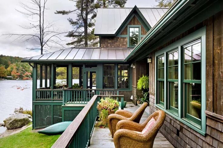 Примеры домов с террасой Inviting lake house in Vermont is designed like a summer camp Lake houses exteri