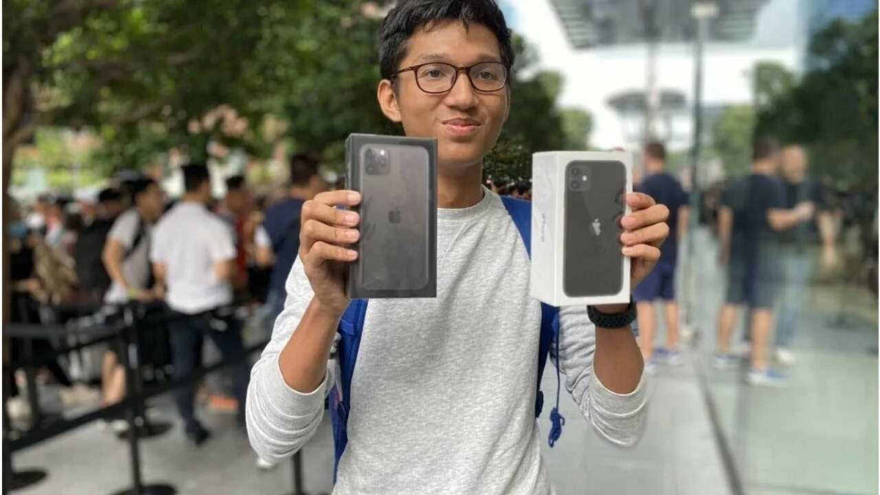 Примеры фото на айфон 13 The first person to beat hundreds of hardcore Apple fans and snag an iPhone 11 i