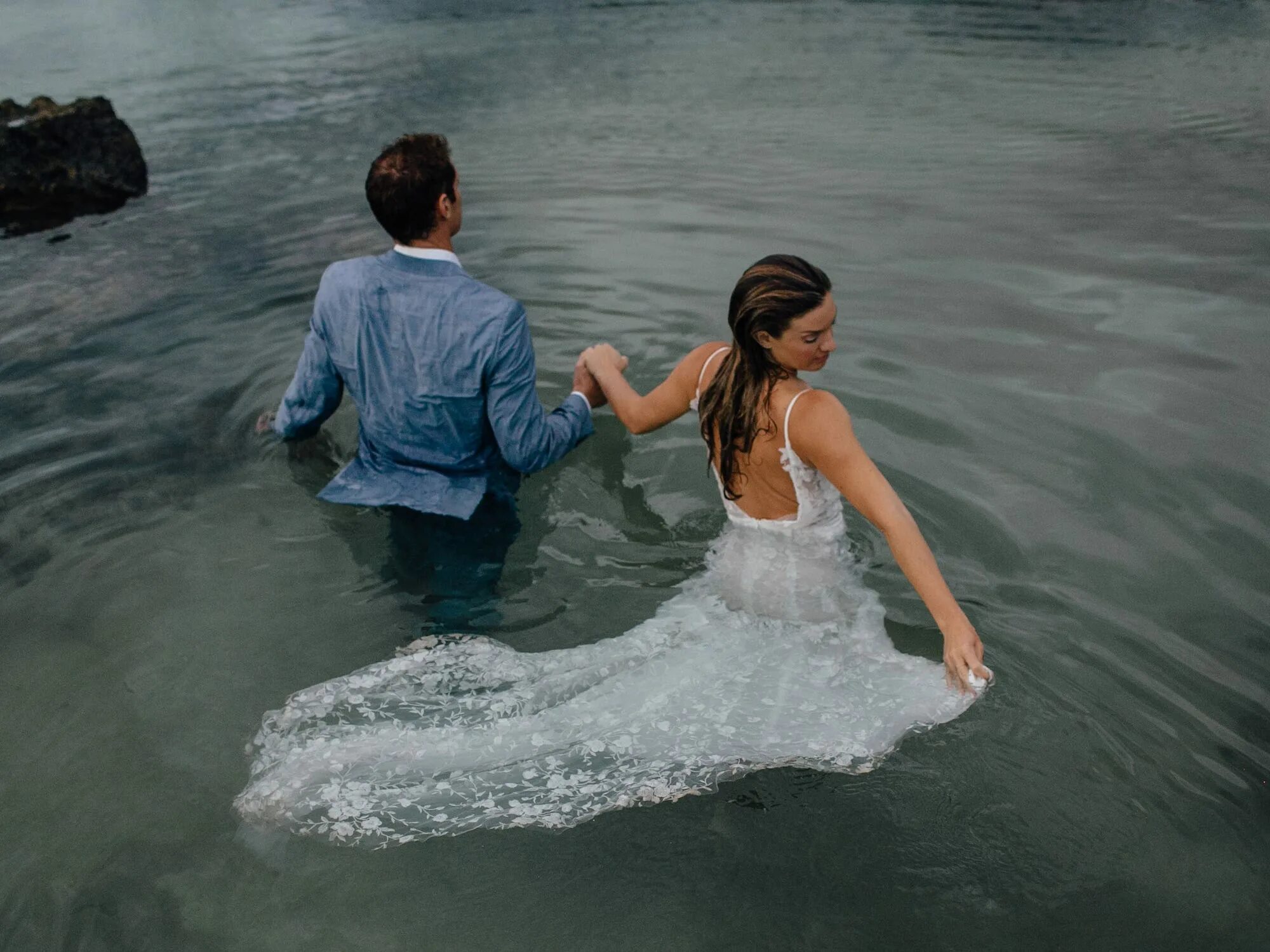 Примеры фото на воде A Couple Took Photos in the Ocean Wearing Full Wedding Attire - Business Insider