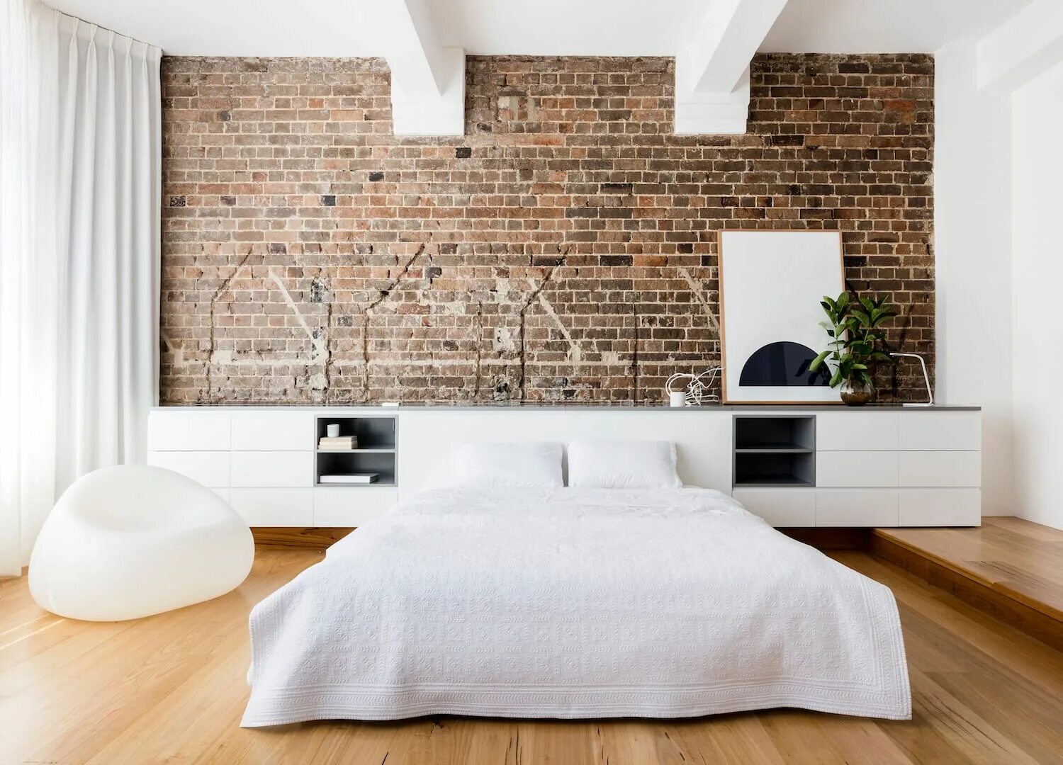 Примеры интерьера стен Surry Hills Apartment est living Brick wall bedroom, Contemporary apartment, Bri