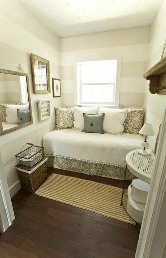 Примеры интерьеров маленьких комнат Check out this small guest room idea. Click on image to see more small room desi