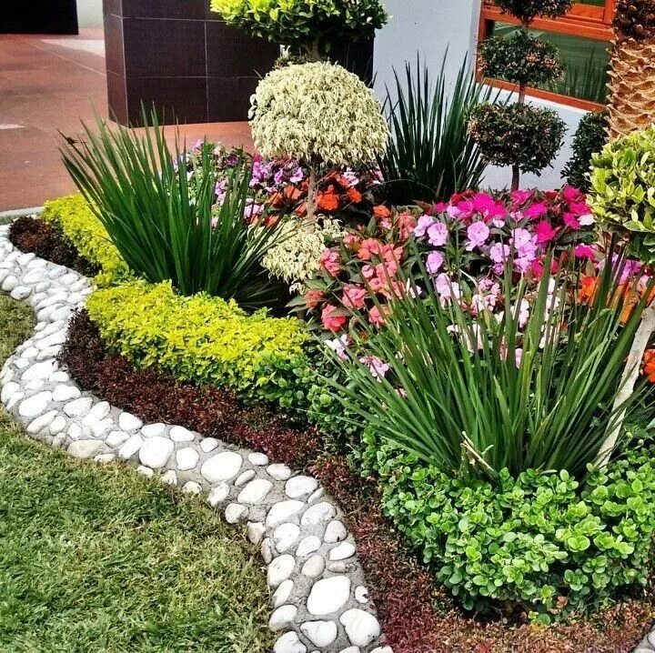 Примеры клумб на даче своими руками Pin on jardin Minimalist garden, Front garden design, Front lawn landscaping