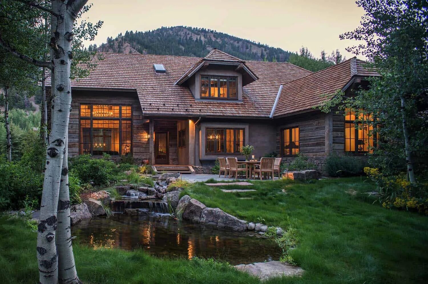 Примеры красивых домов Woodland chalet imbues rustic elegance in Idaho's Sun Valley